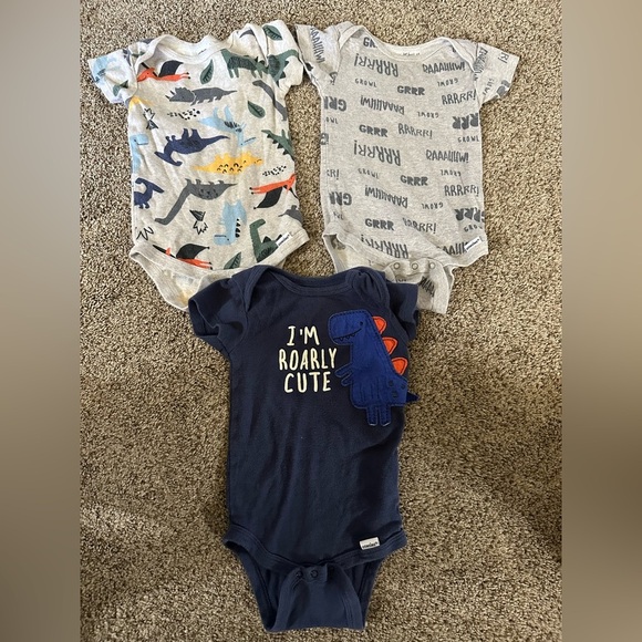 Assorted Baby Onesies Set - 12 pieces - Picture 9 of 10